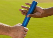 开云足球直播-赛道上的心跳时刻，梅赛德斯险胜雷诺，周冠宇惊艳四座