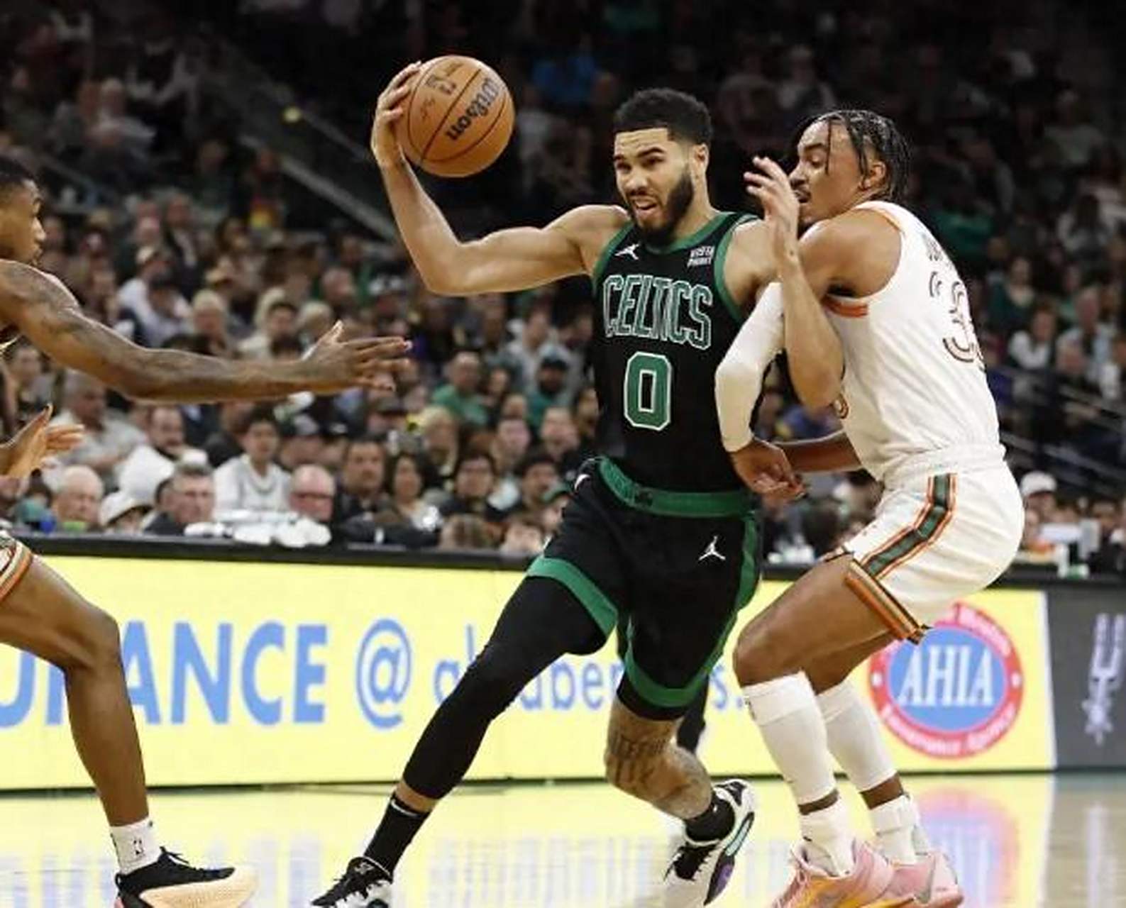 凯尔特人B队鏖战巴西男篮,莫里斯一己之力扛起全队 凯尔特人B队鏖战巴西男篮,莫里斯一己之力扛起全队