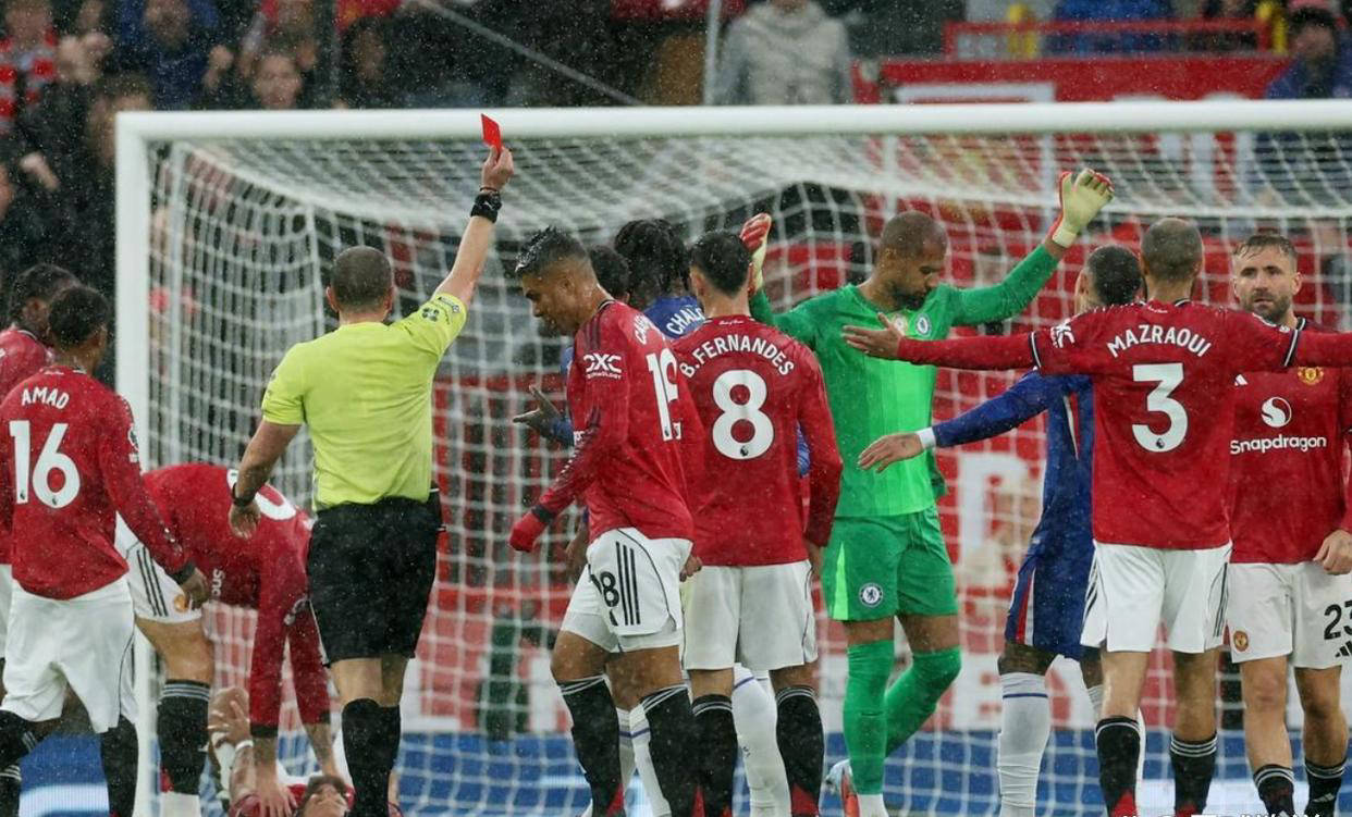 关于曼城险胜曼联,迪马利亚完成帽子戏法的信息 关于曼城险胜曼联,迪马利亚完成帽子戏法的信息