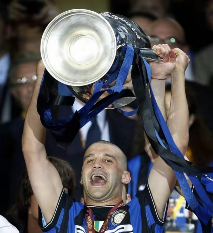 罗马球员稳守后防,挑落对手,领先球船 罗马球员稳守后防,挑落对手,领先球船