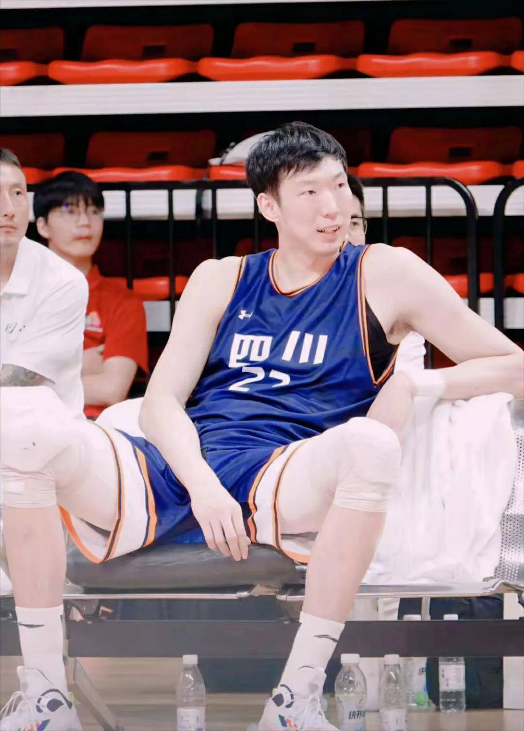 四川男篮稳扎稳打,全队团结取得成功 四川男篮稳扎稳打,全队团结取得成功