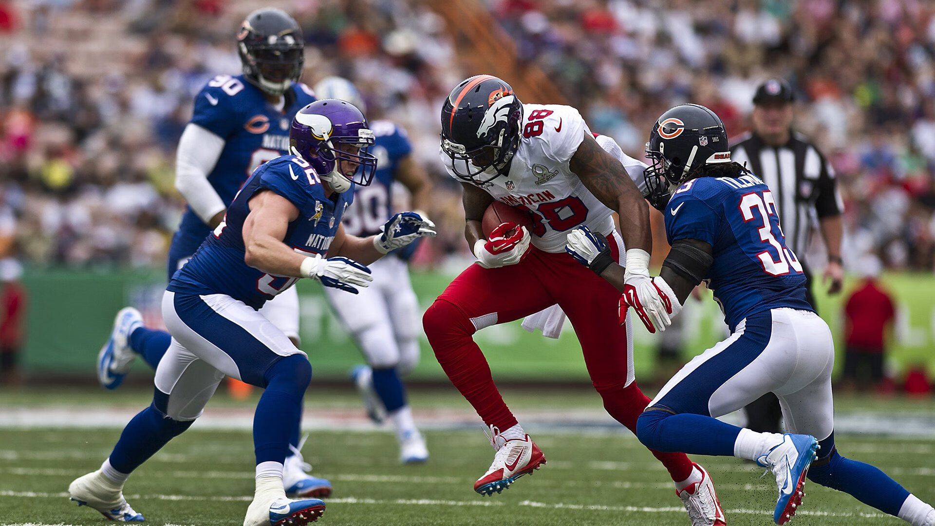 伊拉克击败尼日利亚和哈兰德F1安全车同时登上全球趋势榜。有网友合成了一张图片，哈兰德在F1安全车里观看伊拉克队进球的直播